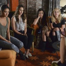 Pretty Little Liars: Shay Mitchell, Troian Bellisario, Lucy Hale e Ashley Benson in Oh What Hard Luck Stories They All Hand Me