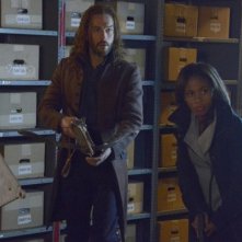 Sleepy Hollow: Ichabod (Tom Mison) e Abbie (Nicole Beharie) in una scena di Spellcaster