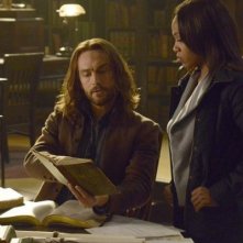 Sleepy Hollow: i protagonisti Tom Mison e Nicole Beharie in una scena dell'episodio Spellcaster