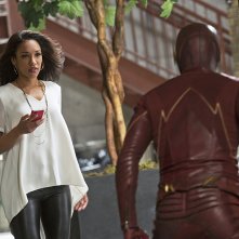 The Flash: Iris (Candice Patton) e Flash (Grant Gustin) nell'episodio Crazy for You