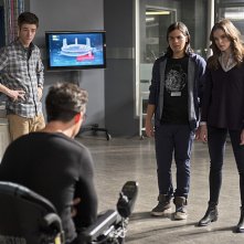 The Flash: Grant Gustin, Tom Cavanagh, Carlos Valdes e Danielle Panabaker nella puntata The Nuclear Man