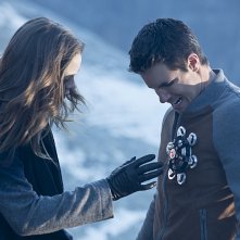 The Flash: una scena tra Caitlin e Ronnie interpretata da Danielle Panabaker e Robbie Amell