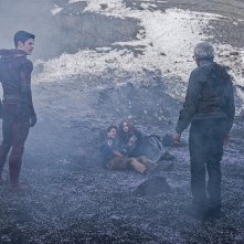 The Flash: Grant Gustin, Robbie Amell, Danielle Panabaker e Victor Garber nell'episodio Fallout