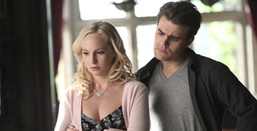 The Vampire Diaries: Candice Accola e Paul Wesley in una scena dell'episodio The Day I Tried To Live