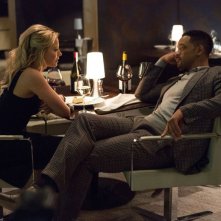 Focus - Niente è come sembra: Will Smith con Margot Robbie in una scena 