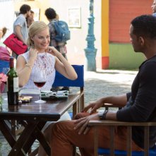 Focus - Niente è come sembra: Margot Robbie sorride a Will Smith in una scena 