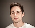 Andrew J. West vede la gente morta