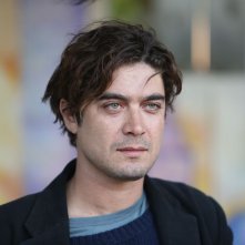 Nessuno si salva da solo: Riccardo Scamarcio nel ruolo di Gaetano in una scena