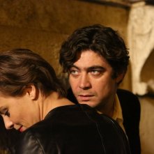 Nessuno si salva da solo: Riccardo Scamarcio in una scena del film con Jasmine Trinca