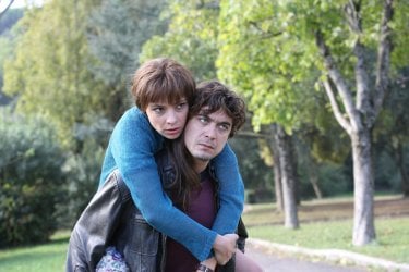 Riccardo Scamarcio con Jasmine Trinca in Nessuno si salva da solo