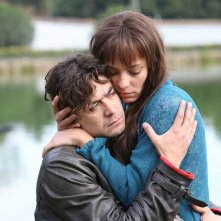 Nessuno si salva da solo: Riccardo Scamarcio con Jasmine Trinca in un'immagine del film