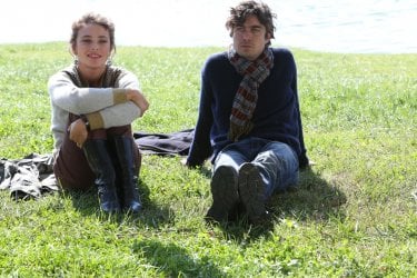 Nessuno si salva da solo: Riccardo Scamarcio e Jasmine Trinca sono Gaetano e Delia in una scena del film