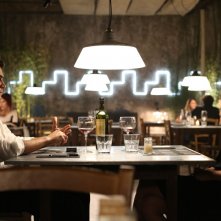 Nessuno si salva da solo: Riccardo Scamarcio a cena con Jasmine Trinca in una scena del film