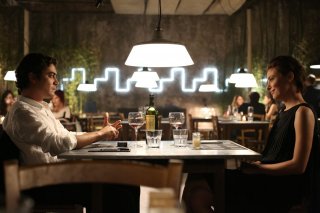 Nessuno si salva da solo: Riccardo Scamarcio a cena con Jasmine Trinca in una scena del film
