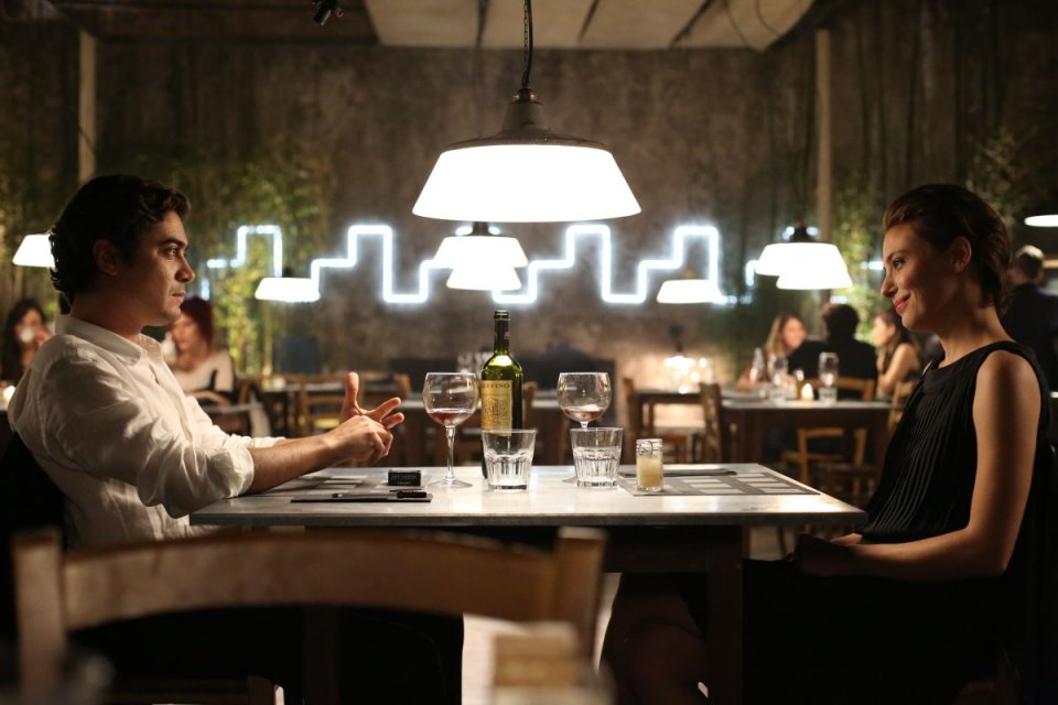 Nessuno si salva da solo: Riccardo Scamarcio a cena con Jasmine Trinca in una scena del film