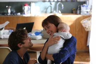 Nessuno si salva da solo: Riccardo Scamarcio sorridente con Jasmine Trinca in una scena del film