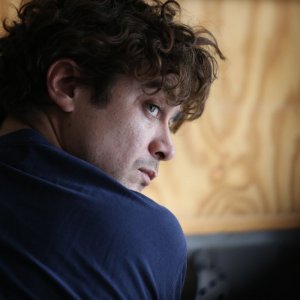 Nessuno si salva da solo: Riccardo Scamarcio in un momento del film
