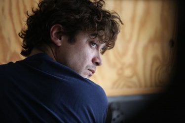 Nessuno si salva da solo: Riccardo Scamarcio in un momento del film