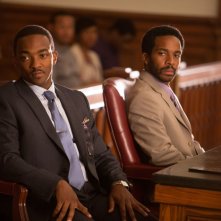 Black or White: André Holland con Anthony Mackie in una scena
