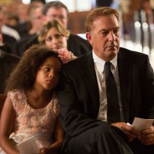 Black or White: Kevin Costner insieme a Jillian Estell in una scena