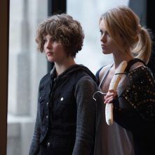 Gotham: Camreb Bicondova ed Erin Richards in una scena di Red Hood