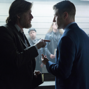 Gotham: Donal Logue e Ben McKenzie nella puntata Red Hood