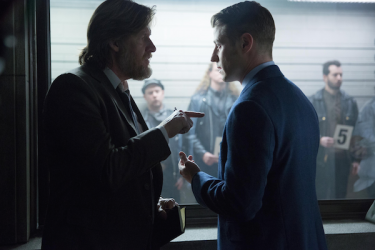 Gotham: Donal Logue e Ben McKenzie nella puntata Red Hood