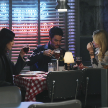 C'era una volta: Lana Parrilla, Colin O'Donoghue e Jennifer Morrison in Darkness on the Edge of Town