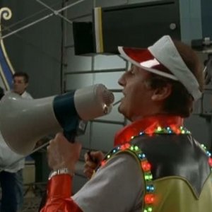 Renzo Arbore in una scena de Il pap'occhio