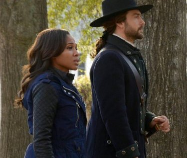 Sleepy Hollow: i protagonisti Tom Mison e Nicole Beharie in una scena dell'episodio Tempus Fugit