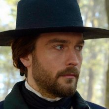 Sleepy Hollow: un primo piano di Tom Mison nella puntata Tempus Fugit