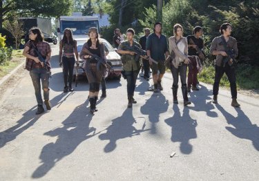 The Walking Dead: i protagonisti in una scena dell'episodio intitolato Remember