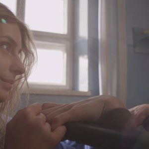 Io sono Mateusz: Katarzyna Zawadzka insieme a Dawid Ogrodnik in una scena del film