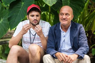 Ma che bella sorpresa: Frank Matano discute con Claudio Bisio in una scena del film