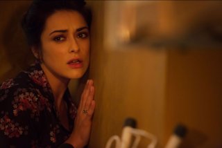Ma che bella sorpresa: Valentina Lodovini tenta di origliare in una scena del film