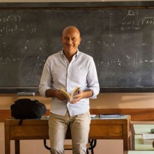 Ma che bella sorpresa: Claudio Bisio sorridente in una scena del film