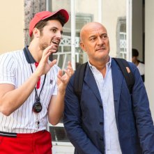 Ma che bella sorpresa: Claudio Bisio insieme a Frank Matano in una scena del film