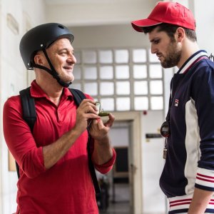 Ma che bella sorpresa: Claudio Bisio con Frank Matano in una scena del film