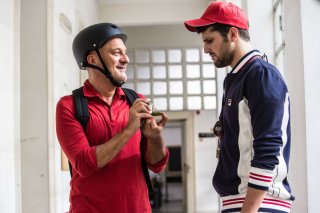 Ma che bella sorpresa: Claudio Bisio con Frank Matano in una scena del film