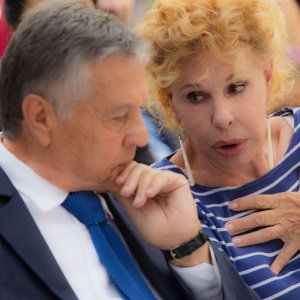 Ma che bella sorpresa: Renato Pozzetto parla con Ornella Vanoni in una scena del film