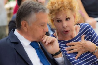 Ma che bella sorpresa: Renato Pozzetto parla con Ornella Vanoni in una scena del film