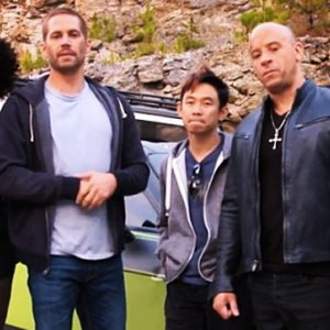 Fast & Furious 7: il regista James Wan circondato da Paul Walker, Vin Diesel, Michelle Rodriguez e dal resto del cast
