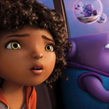 Home - A casa: Oh l'alieno con la piccola umana Tip in una scena del film d'animazione