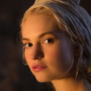 Cenerentola: Lily James in un primo piano da favola tratto dal film