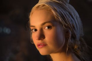 Cenerentola: Lily James in un primo piano da favola tratto dal film
