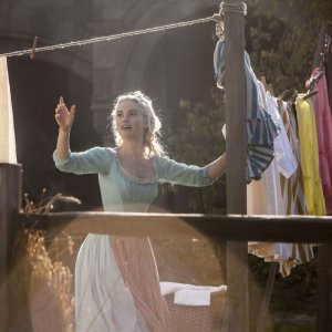 Cenerentola: Lily James nei 'panni' di Cenerentola in una scena del film