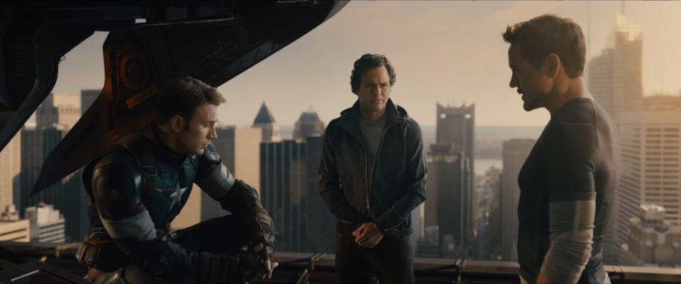 Robert Downey jr., Chris Evans e Mark Ruffalo in una immagine tratta dal trailer di Avengers: Age of Ultron