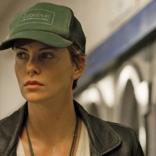 Dark Places - Nei luoghi oscuri: un primo piano di Charlize Theron con un cappello da baseball in testa