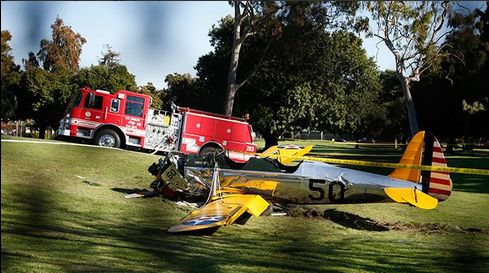 Incidente aereo per Harrison Ford, precipitato con un velivolo d'epoca su un campo da golf a Los Angeles