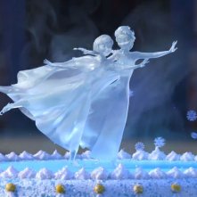 Frozen Fever: Elsa e Anna 'ghiacciate' sulla torta in una scena